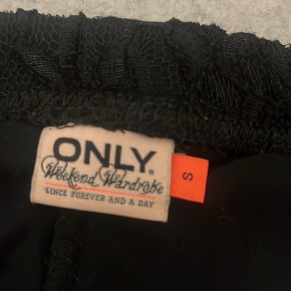 Black Leggings Lace Design - Picture 3 of 5